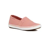 Zapatilla slip-on color coral con elástico lateral y suela blanca con línea decorativa color coral.
