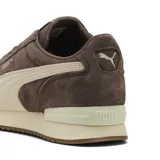 Championes urbanos Puma modelo R78 Wind SD, color marrón con detalles en beige. Confeccionados en gamuza, presentan el logo de la marca en el lateral y una suela de goma con entresuela amortiguada.