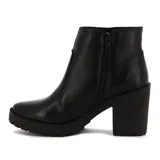 Botín de cuero sintético negro, con caña baja, punta redondeada, cierre lateral y taco cuadrado.