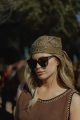 Musculosa tejida de algodón color blanco con detalles en crochet color beige en cuello y sisas.