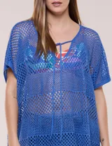 Poncho de tejido calado color beige, con mangas cortas, aberturas laterales y lazos ajustables en el cuello. Modelo Do Everything In Love.