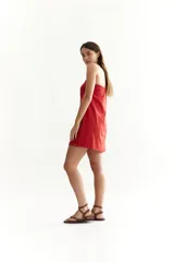 Vestido strapless rojo de lino, corte recto y largo a la rodilla.