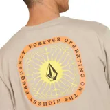 Remera de manga corta color beige con cuello redondo. Presenta un pequeño estampado circular amarillo con el logo de Volcom en el pecho.