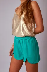 Short color verde agua, con cintura elastizada en la parte trasera y tajos laterales.