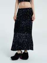 Falda larga negra con lentejuelas multicolores y pretina elástica.