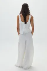 Top de lino blanco con escote cuadrado y tirantes anchos, de corte recto y suelto.