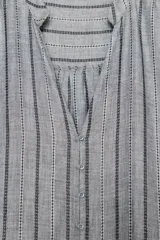 Blusa de manga larga con cuello redondo y escote en pico, cierre frontal con botones y diseño de rayas verticales.