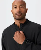 Campera deportiva Fabletics modelo Infinite, de color negro, con cierre frontal completo, cuello alto y bolsillos laterales con cierre.