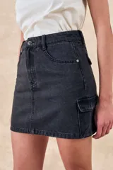Minifalda de denim color gris oscuro, con tiro alto, bolsillos laterales tipo cargo y corte recto.