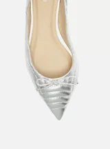 Ballerinas plateadas con punta fina y moño decorativo.