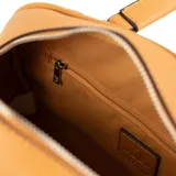 Cartera tipo baúl color camel, confeccionada en símil cuero graneado. Tiene doble asa corta y correa larga regulable y extraíble. Cuenta con cierre superior, bolsillo frontal con cierre, bolsillo interno con cierre y dos bolsillos internos abiertos.