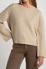 Sweater de punto con textura acanalada vertical, color beige melange, de cuello redondo y manga larga con puños rectos.