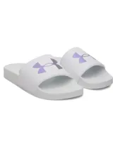 Sandalias Under Armour de mujer, modelo W Armour Slide, en color blanco con el logo de la marca en un tono tornasolado morado. Cuentan con correa sintética con forro de espuma y plantilla anatómica.
