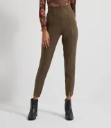 Pantalón legging de mujer color verde oliva, liso, con corte ajustado, cintura alta y aberturas en los tobillos.