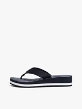 Ojotas de cuña de altura media, color azul marino, con tiras anchas de tejido trenzado y una pequeña insignia dorada con el monograma TH en la tira del dedo. La plataforma tiene un diseño de rayas blancas y un patrón de cadenas blancas.