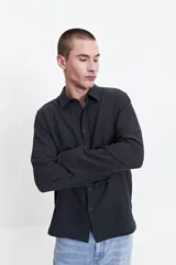 Camisa de manga larga Mistral con diseño de rayas verticales en tonos beige y gris. Presenta una textura tipo waffle, cuello clásico y cierre frontal con botones.