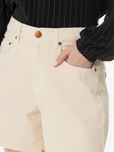 Short de sarga no elástica color beige, de corte holgado y cintura alta. Presenta cinco bolsillos, etiqueta metálica de la marca en la espalda, dobladillo con acabado de hilo y cierre frontal con cremallera y botón.