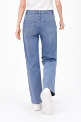 Pantalon jean de corte barrel y tiro medio, con diseño de cinco bolsillos y cierre frontal con botón metálico.