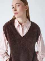 Chaleco de tejido de punto grueso, color marrón oscuro, con cuello en V y sin mangas.