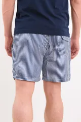 Short de baño blanco con rayas verticales azules.