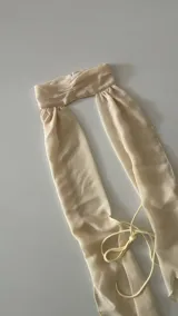 Top color amarillo pastel con cuello halter, espalda descubierta y lazos ajustables en el frente.