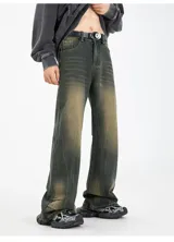 Pantalón tipo jean Oxford unisex con efecto de lavado desgastado en tonos oscuros y ocres. Presenta corte recto con ligera apertura en el bajo, pinzas decorativas en los tobillos y cintura con elástico en la parte trasera.