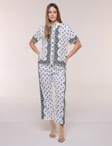 Pantalon crop de corte recto y calce fluido con textura liviana, color blanco con estampado a contraste, cintura elastizada y bolsillos laterales.