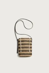 Bandolera vertical con acabado trenzado en tonos tostados y oscuros, cuenta con bolsa interior de tela con cierre de cordón ajustable y correa fina para el hombro.