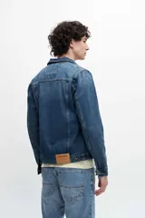 Campera de jean azul de calce clásico.