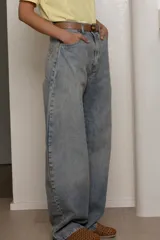 Jean tiro alto de mujer, color celeste claro con efecto lavado ácido (acid wash) y corte ancho (barrel leg).