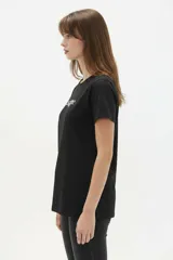 Remera de algodón blanca de manga corta y cuello redondo, con estampa frontal que incluye un corazón rojo y letras con diseño animal print.