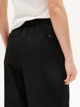Pantalón de pierna ancha confeccionado en popelín de puro algodón, color negro, con cintura elástica y dos bolsillos traseros de parche.