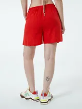 Short color marrón claro, con cintura elástica y bolsillos laterales.