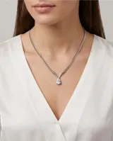Collar de acero con cadena fina y un dije colgante en forma de lágrima con circonia.