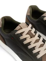 Championes Milán de diseño clásico, confeccionados en ecocuero marrón con detalles en ecogamuza en la puntera y talón, suela de goma blanca y cordones beige.