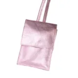 Bandolera tipo porta celular color rosa metalizado, confeccionada en cuero sintético con textura croco. Tiene correa regulable, bolsillo interior y cierre con solapa.