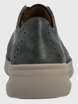 Sneaker de estilo oxford en tonos gris, confeccionada en gamuza con detalles perforados tipo brogue. Presenta cordones planos de cinta y una suela de plataforma en color gris claro.