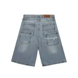 Bermuda baggy de denim color celeste, corte holgado y diseño largo por debajo de las rodillas. Cuenta con múltiples bolsillos traseros, presillas para cinturón y detalle de bordado en uno de los bolsillos.
