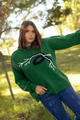 Sweater de lana merino color verde, con diseño de raíces en contraste en el frente, cuello redondo y corte holgado.