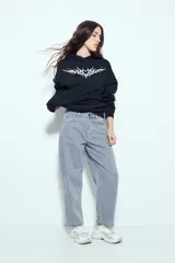 Pantalón de denim con corte barrel, de silueta relajada y tiro medio, en color gris lavado.