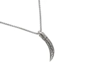 Collar de acero italiano con dije en forma de colmillo con grabados.