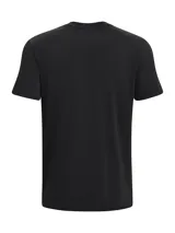 Remera de manga corta Under Armour, confeccionada en tejido de mezcla de algodón y poliéster. Presenta cuello redondo acanalado y logo de la marca estampado en el pecho.