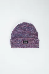 Gorro de lana violeta con detalles en rosa y celeste. Tiene un parche negro con el logo de la marca "Leap" en el frente.
