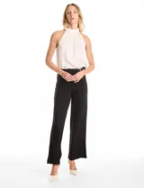 Pantalón de corte wide leg en color gris, con cintura alta y detalle de pretina prolongada con hebilla metálica lateral. Presenta costuras verticales frontales y cierre con gancho interno.