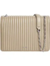 Cartera Calvin Klein color beige con diseño acolchado, correa cruzada de cadena plateada y logo de la marca en el frente.