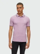 Remera polo de algodón, color verde, de corte slim fit, con cuello y puños ribeteados en negro y tres botones frontales.