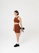 Short tipo biker de tiro alto, confeccionado en tela técnica elástica de acabado satinado.