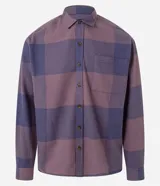 Camisa de franela a cuadros color lila y azul, de corte relaxed, manga larga, cuello inglés, abotonada y con bolsillo en el pecho.