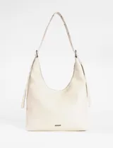 Cartera hobo negra de cuero sintético con costuras blancas decorativas y múltiples cierres diagonales en el frente. Tiene una correa de hombro ajustable.