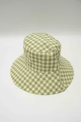 Gorro tipo bucket con estampado de cuadros vichy en tonos verde y beige.